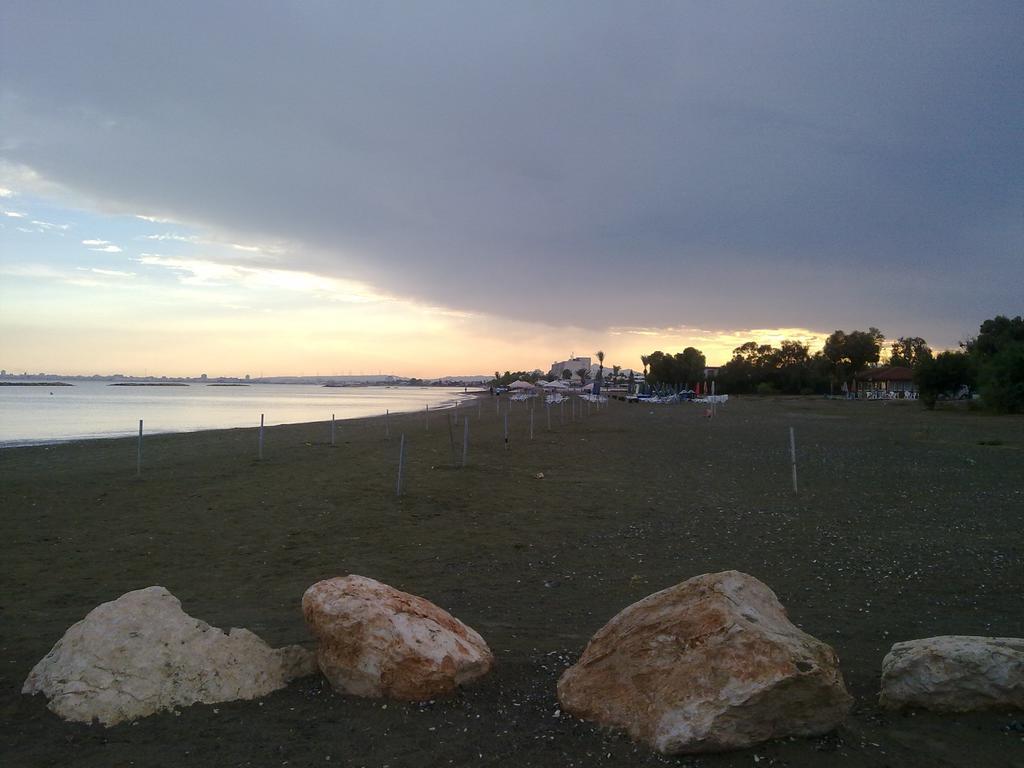 Kermia Beach Apartment Larnaka Zimmer foto